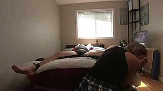 Milf zadirkuje vezanog dečka stopala i kurac u delu 1