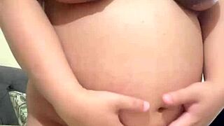 Azgın hamile Arap karısı büyük doğal memelerini sergiliyor. Sıkı kıllı amı sert sik istiyor