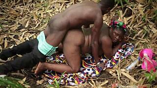 继母和继子在公共农场猛操