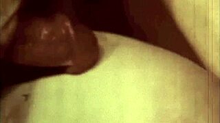 Vous avez déjà vu un vieux chanceux dans un porno vintage à trois ?