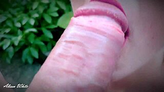 Hej, nemôžem prestať myslieť na Alissa White outdoor blowjob schopnosti