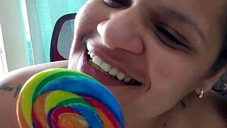 उसे लॉलीपॉप ट्रीट की तरह कॉक चूसते हुए देखना