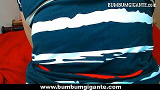 Седя вкусно на любимия си играчка