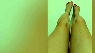 Stidljiva lepotica otkriva crvene pedikirane seksi noge na kameri