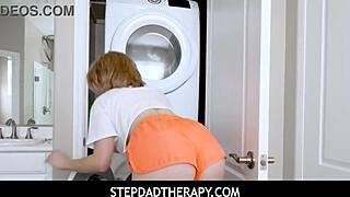 Stepdadtherapy - Teen 18+ nevlastní dcera orgasmus na prstech nevlastního táty v POV akci?