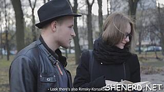 Чукам стегнатата путка на скучната ми приятелка докато носи очила