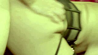 Kwaadaardig magisch stel laat hete Aziatische serveerster kijken naar hun intense sessie