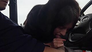 זר הוציא לי דרך חלון המכונית בחניון ציבורי