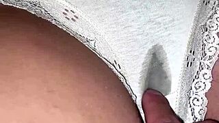 메리 디스 젖은 털난 MILF 보지 더러운 팬티에서 야생적으로 느껴