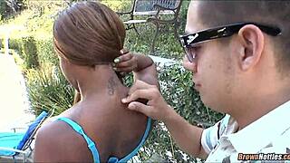 Velike črne joške na ebony bebi, ki jo jebe velik črn kurac