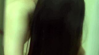 Облизана азиатска маце чукана здраво в публична шпионска сцена