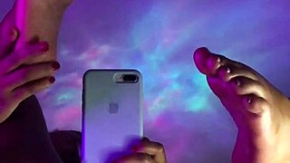 Kauniit pehmeät jalat ja masturbaatio värähtelevällä pillussa