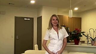 बोल्ड क्लाइंट ह्यूज डिक से असिस्टेंट की वर्जिनिटी लेता है