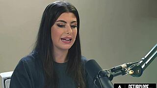 Oye Gal Ritchie, ¿cómo te corres sola con esas tetas grandes naturales de cerca?