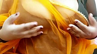 सिंगापुर बड़ी बूब्स मिल्फ अपना विशाल छाती फ्लैश करती है