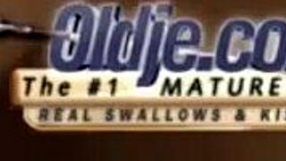 欲求不満の妻がじいちゃんの太いチンポをフェラして激しく騎乗位