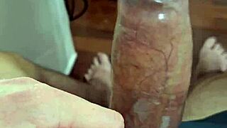 Pokušavam staviti kondom na svoj debeli kurac, možeš li pomoći?