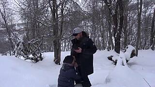 हॉट स्टूडेंट स्की के बाद प्रोफेसर के मसिव कॉक को सक्स करती है