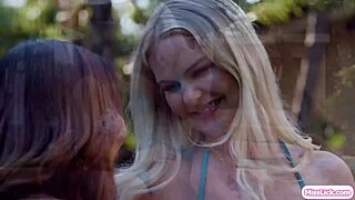 Leszbikus mostohaanya nagy cicikkel arcül az ázsiai mostohalányán forró akcióban