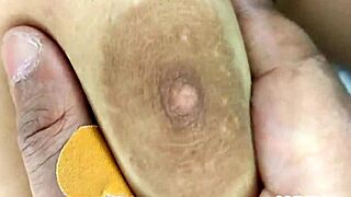 Arab szépség csábít tökéletes olajos cicikkel.