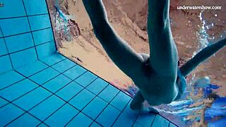 Geile tiener 18+ kleedt zich snel uit om haar sexy lichaam te tonen