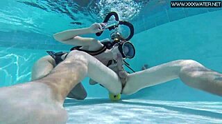 Mangaflicka blir fingrad och suger stor kuk i hentai dusch