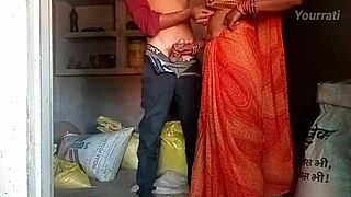 Městský kluk buší chujem do těsné píči vesnických bhabhi. Její šťávy tečou divoce s potěšením!