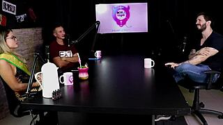 Arthur Aily v červenom v divokej gay fetišovej terapii