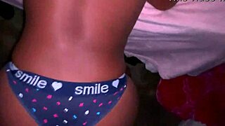 Haciéndolo en secreto en casa de los abuelos. Shhh, no digas nada