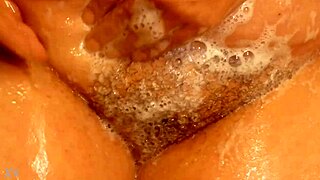 Femme Attrapée en Train d'Espionner dans une Scène de Douche Torride