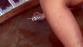 Блондинка мама Кортни Симпсон дрочит твердый член пасынка