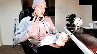 Hé, je me branle en discutant au téléphone avec ma meuf