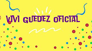 Brune coquine prend une crème anale et se fait doigter pendant un massage de vacances sauvage