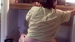 Meleg vízvezeték-szerelő lebukott dildóval a munkában