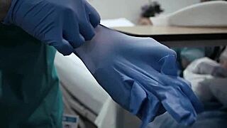 Kötü Doktor Küçük 18+ Genç Kız'ı Sert Sikiyor