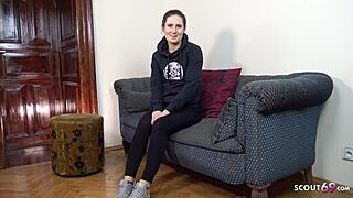 Skutočná dievčina Lara Fox zvádzaná na jebanie na verejnom castingu