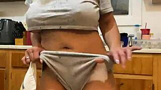 Anna Maria tancuje a dráždi pri umývaní riadu