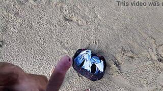 Cizinec šuká chlupatou nudistku MILF na veřejné pláži