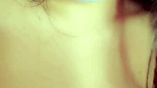 E Teen 18+ vietnamská holka ukazuje drzé pohyby v živém streamu