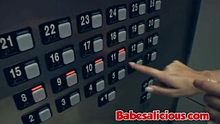 بيبزاليشيوس - فتاة صغيرة 18+ بنية اللون تستمتع بقذف وجهي جامح!