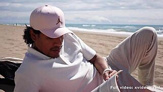 Hun lokket meg til offentlig strandsex. Den skitne praten fikk oss til å knulle hardt der ute.