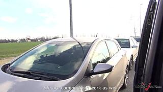 Amatrices tchèques aux gros seins brillent avec du sperme dessus en voiture.