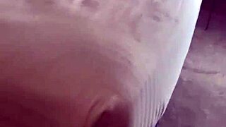 Karamela legenda se upogne za deepthroat z velikim kurcem na filmu.