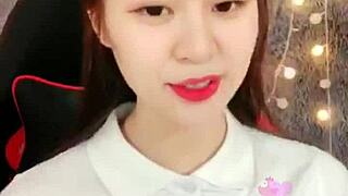 ne morem nehati gledati te ljubke korejke na uplive livestreamu.