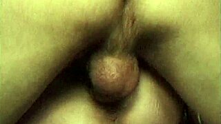 Medan maken är på toa, låter hustruns hora sig bli knullad i röven av kyparen utan skam.