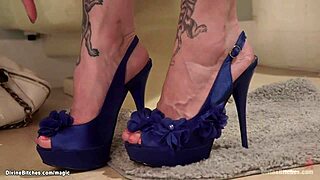 Femdom-Frau dominiert mit kinky Melk-Aktion am Ehemann