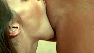 Amantes lésbicas latinas dedilham e comem bucetas apertadas quentes em sessão quente