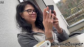 Pausa para cigarro matinal mostra mamilos duros no casting gelado ao ar livre