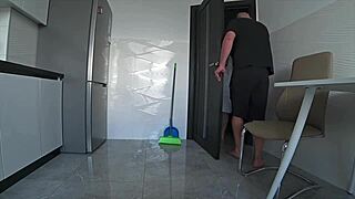 יו, אשתי וחבר משפחה מזדיינים בסתר במטבח!