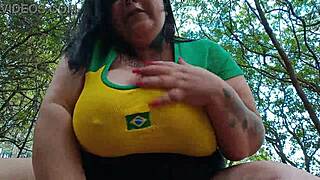 ブラジル人アマチュアの黒髪メアリー・ジュアナが公園でディルドオナニー、隠れて絶頂